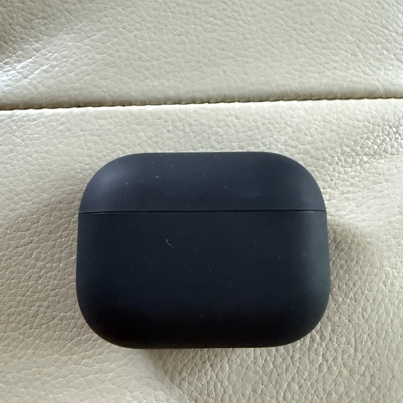 Authentic Apple AirPods Pro 1st generation with Wireless Charging Case A2084 - Picture 9 of 12